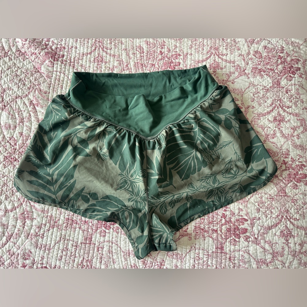 🌿 Offline by Aerie High-Waisted Athletic Shorts – Green Tropical Print (Size XL)